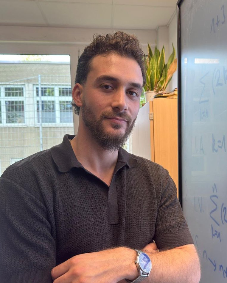 Porträt von Emre Cetin, Lehrer für Mathematik und Philosophie in der Sekundarstufe II