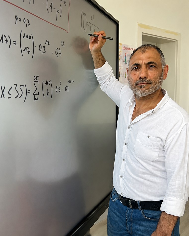 Haydar Kardas beim Erklären am Whiteboard — Nachhilfelehrer für Mathematik und Physik seit über 25 Jahren