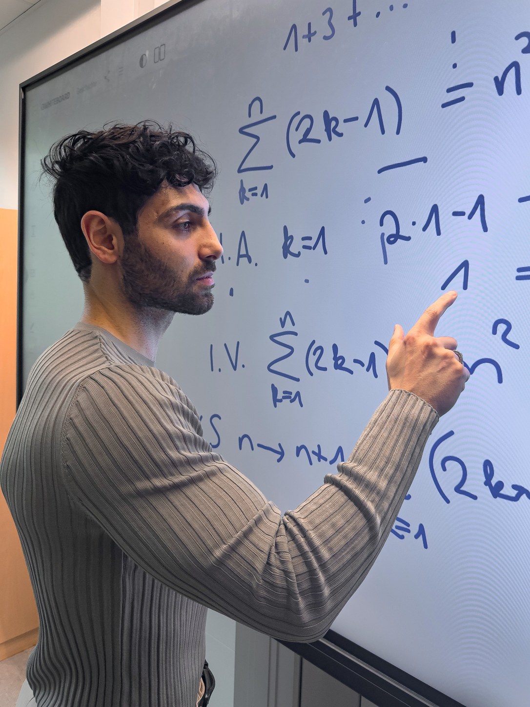 Tayfun Kardas erklärt mathematische Inhalte an einer digitalen Tafel