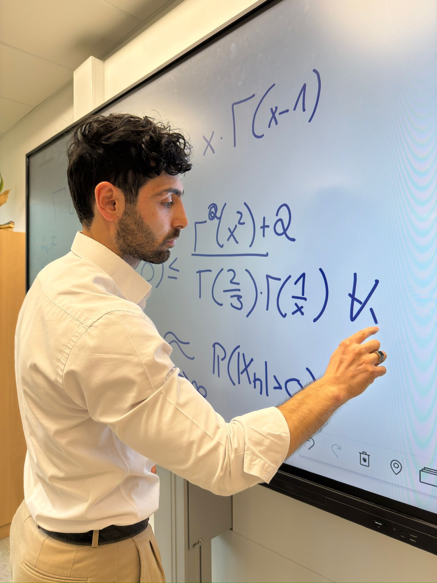Tayfun Kardas erklärt mathematische Inhalte an einer digitalen Tafel